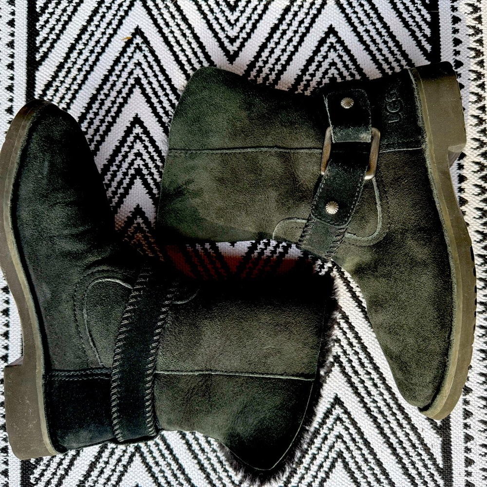 UGG Cedric Black Suede Biker Boots Shearling Lined Women’s Size 7
